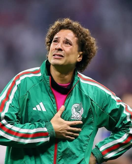 Portero de la selección mexicana con uniforme verde, mostrando una expresión de tristeza tras la eliminación en el Mundial 2026.