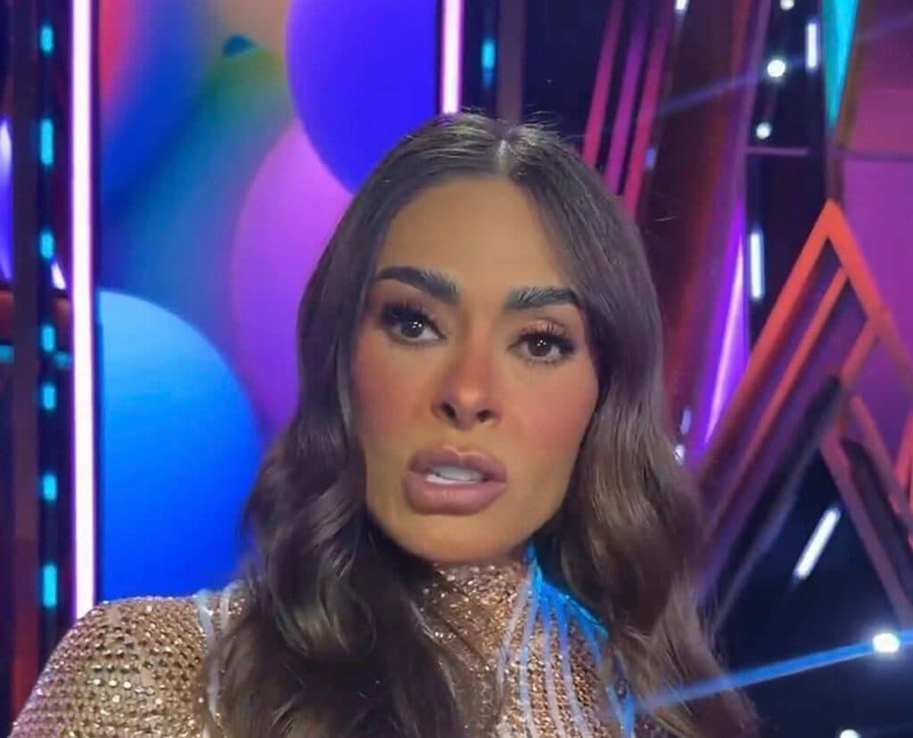 Galilea Montijo en un evento, luciendo su nuevo look y expresando emociones tras las críticas sobre su apariencia física.