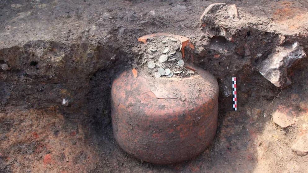 Vasija enterrada en el noreste de Francia, llena de más de 40 mil monedas romanas descubiertas durante excavaciones arqueológicas.