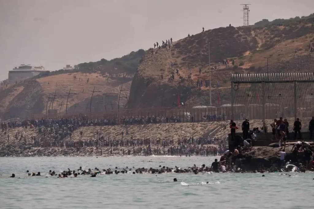 Migrantes intentan cruzar la frontera entre Marruecos y España, mientras otros se aglomeran en la costa de Ceuta.