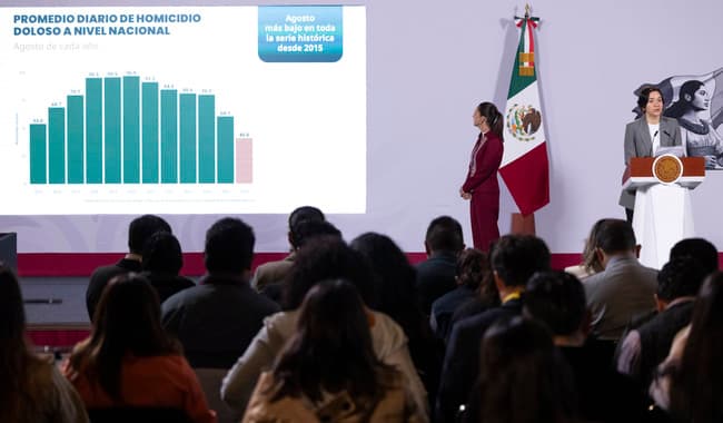Presentación del Gabinete de Seguridad en el Palacio Nacional, con gráficos sobre la reducción de homicidios en México y
